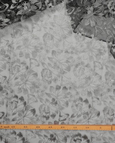 Alternative view of Grå/mat sølv broderi på sort brudetyl