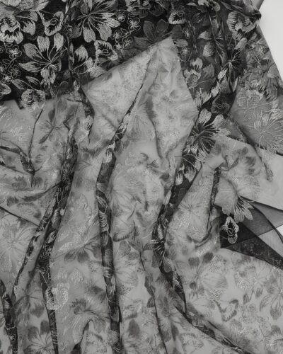 Grå/mat sølv broderi på sort brudetyl