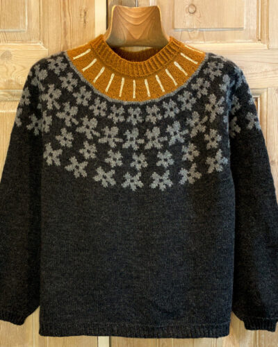 Alternative view of Søster Lily – strikkeopskrift str. XS – XXXL