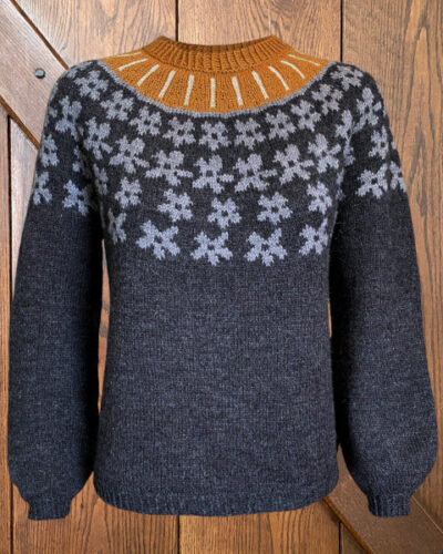 Strikkeopskrift til Søster Lily trøjen som ses på billedet