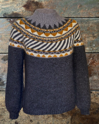 Strikkeopskrift til Søster Agnes trøjen som ses på billedet