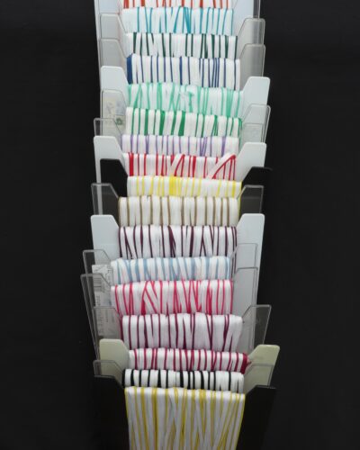 Hvid med farvet kant - Tittebånd