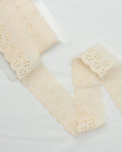 Feston, cremefarvet m. hulmønster - 70 mm