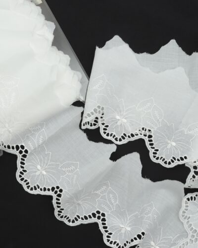 Feston, hvid m. blomst og hulmønster - 115 mm