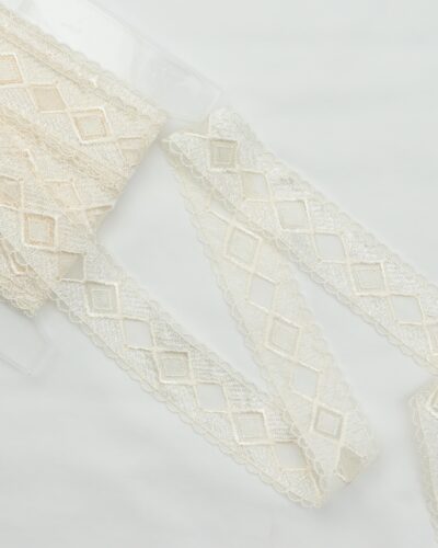 Flødefarvet m. rudemønster - ca. 40 mm