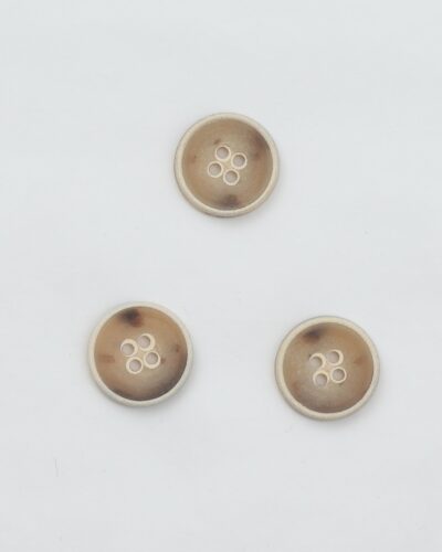 4-huls, gråbrun med lys kant - ca. 20 mm