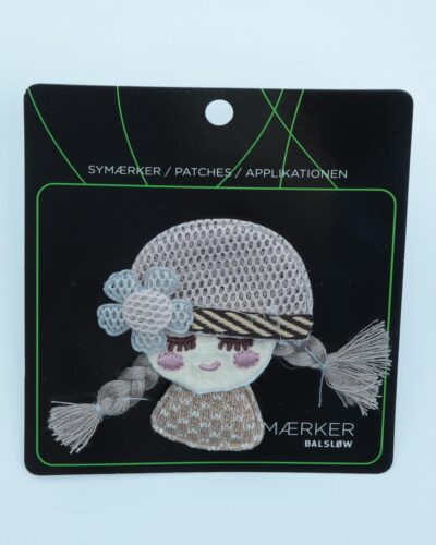 Pige med fletninge, stof, ca. 5x6,5 cm - Symærke