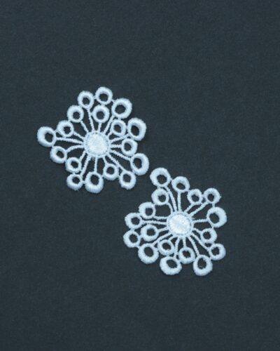 To hvide blomster, ca. 4,5 cm - Symærke