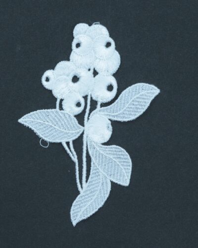 Hvid blomst m. blade, ca. 9x12 cm - Symærke