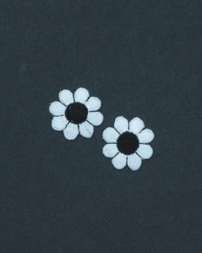 To hvide blomster med sort midte, ca. 2,5 cm - Strygemærke