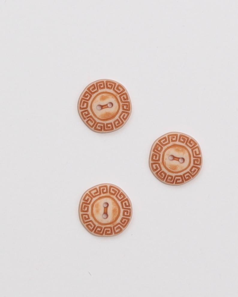 2-huls, karamelfarvet mønster på lys beige - ca.18 mm