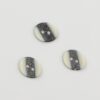 2-huls, oval offwhite/meleret sort - ca. 15x18 mm