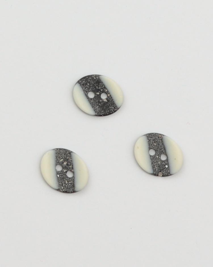 2-huls, oval offwhite/meleret sort - ca. 15x18 mm