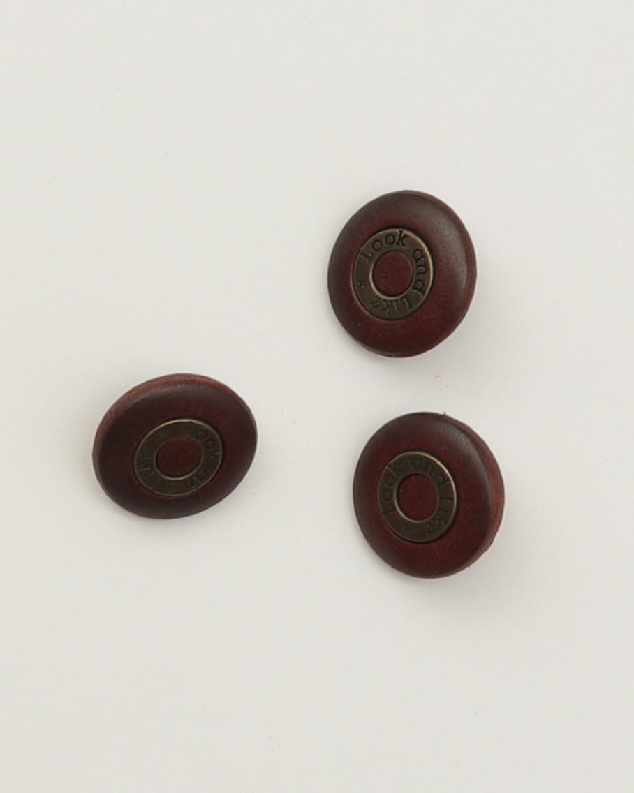 Øjeknap, mørk med tekst "look and like" - ca. 24 mm træknap