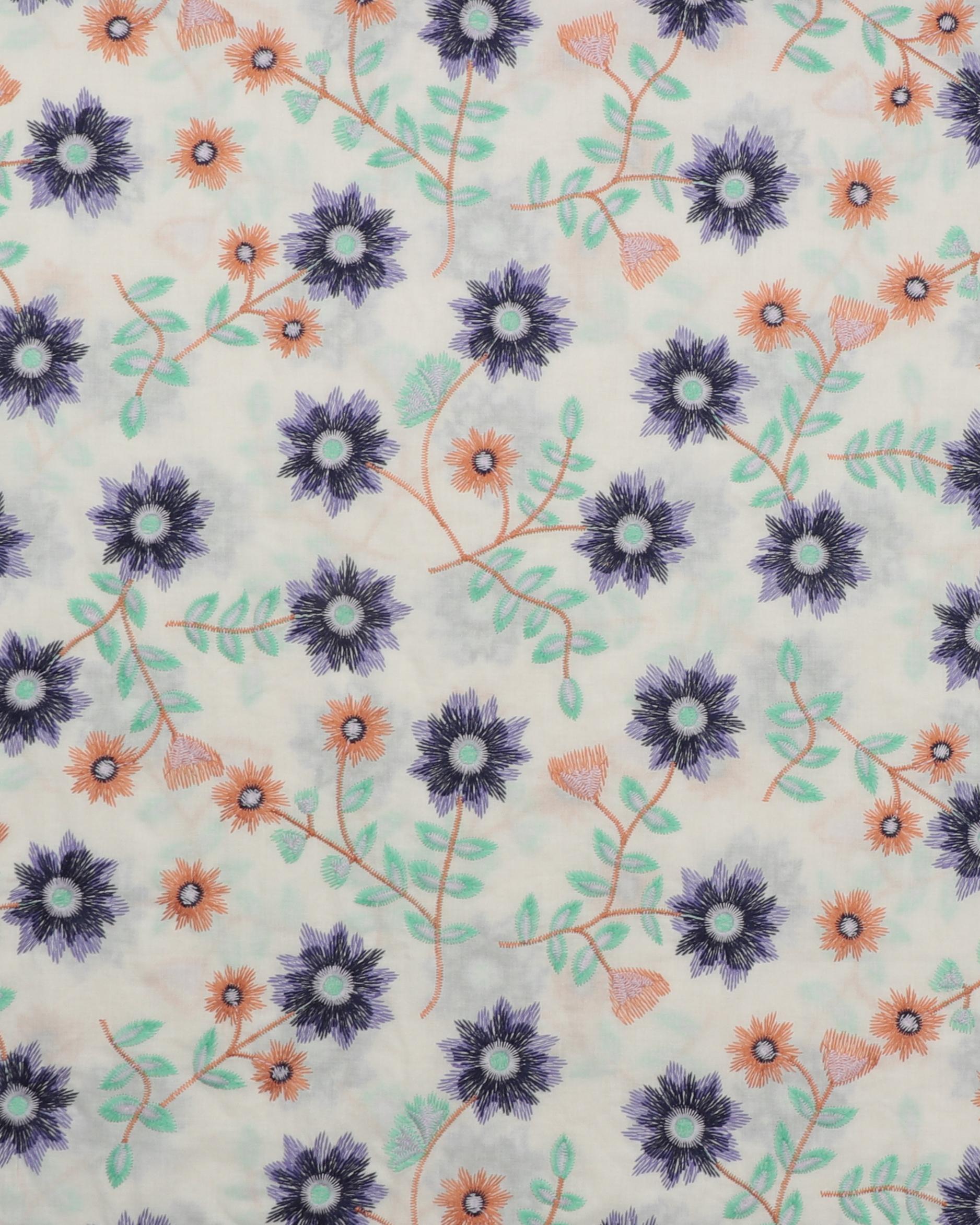 Broderet lilla blomster på hvid - Bomuld - 100% Bomuld