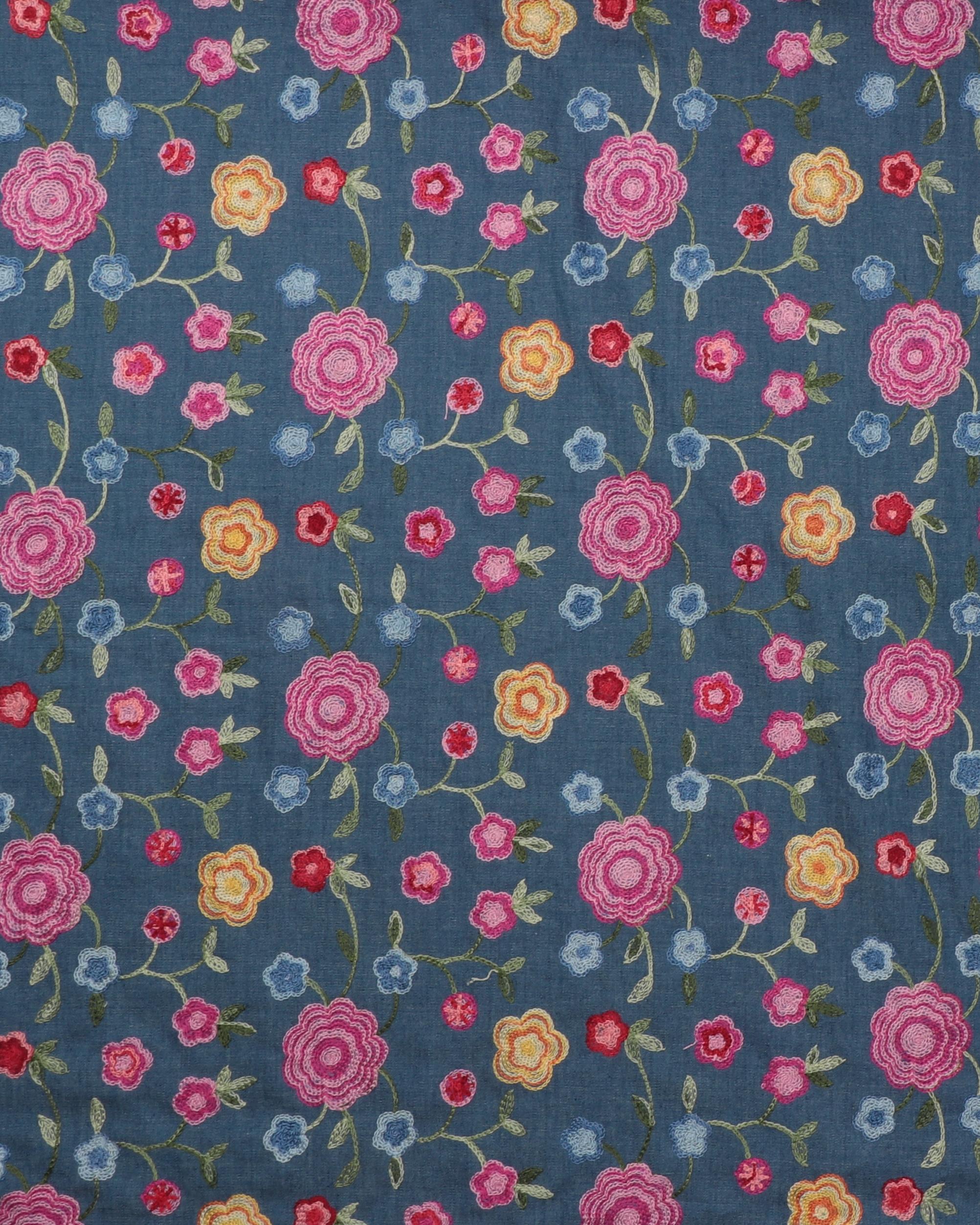 Denim med broderet blomster - Bomuld/viskose - 23% viskose, 77% Bomuld