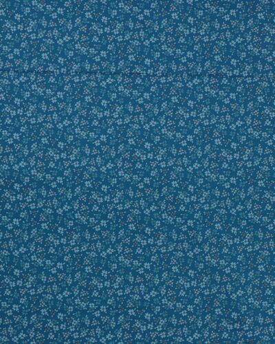 Små blomster i blå farver med lidt rødt på blå bund - Patchwork