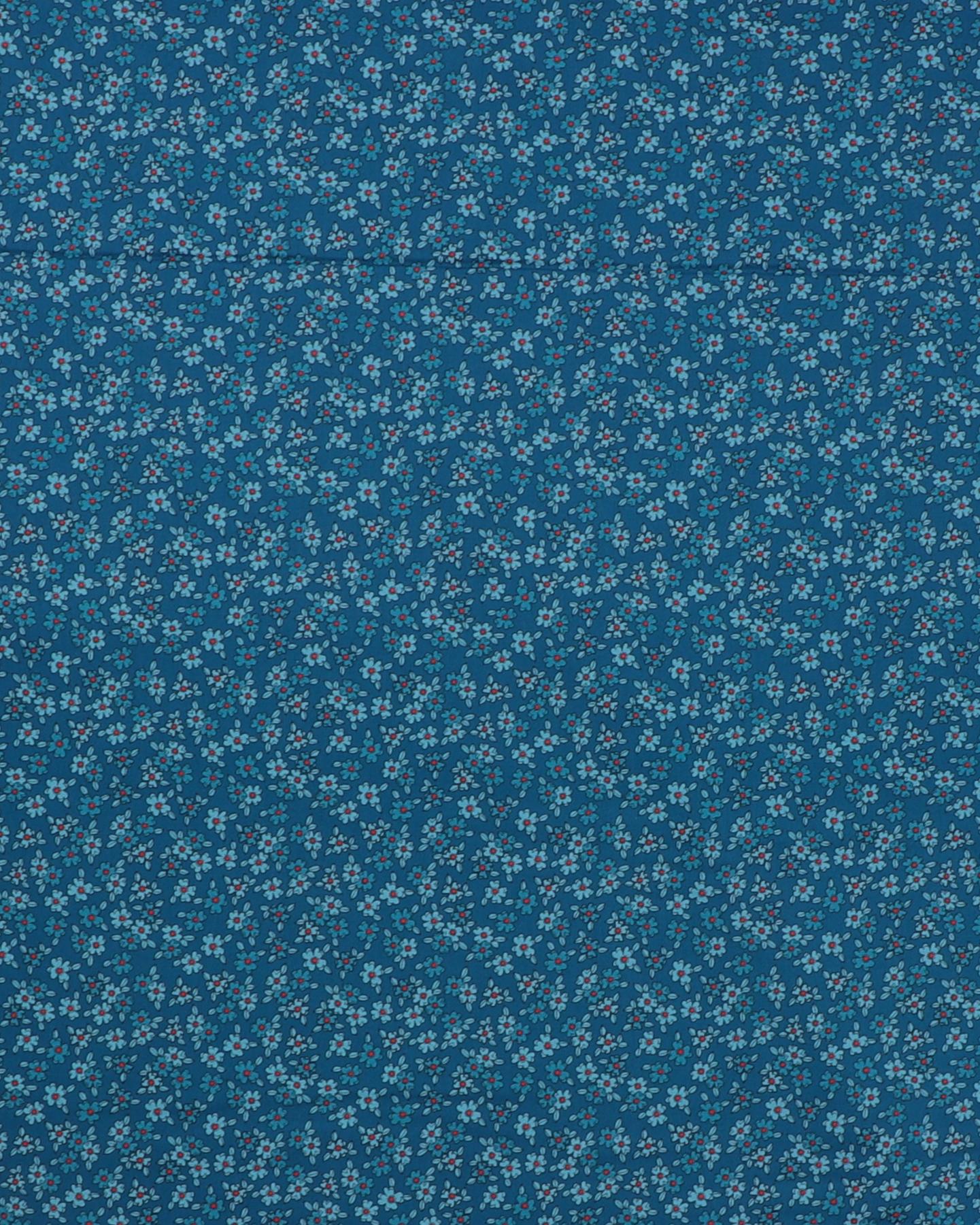 Små blomster i blå farver med lidt rødt på blå bund - Patchwork - 100% Bomuld