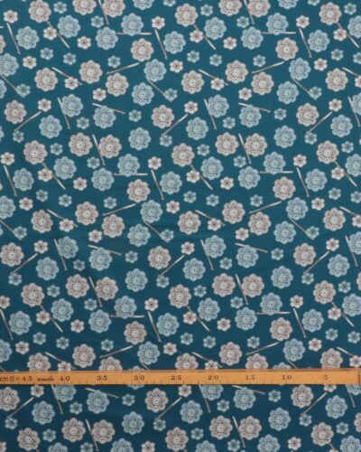 Alternative view of Cosy Knit, blå med blomster og hæklenåle - Patchwork