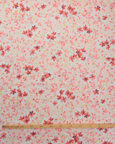 Alternative view of Cremefarvet med blomster i lyse røde nuancer - Viskose