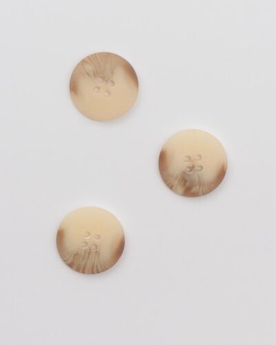 4-huls mørk flødefarvet m. lysebrun - ca. 22 mm
