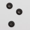 4-huls sort m. blank midte og mat kant - ca. 15 mm 1 4-huls sort m. blank midte og mat kant - ca. 15 mm
