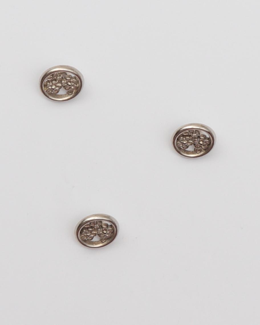 Øjeknap, sølv m. blomster - ca. 11 mm metalknap 3 Øjeknap, sølv m. blomster - ca. 11 mm metalknap