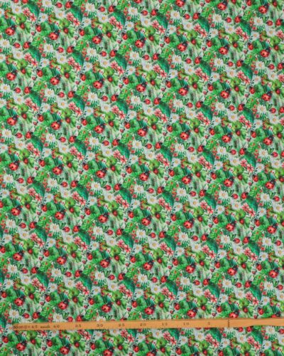 Alternative view of Mariehøns kravler blandt blomster og grønne blade - Bomuld