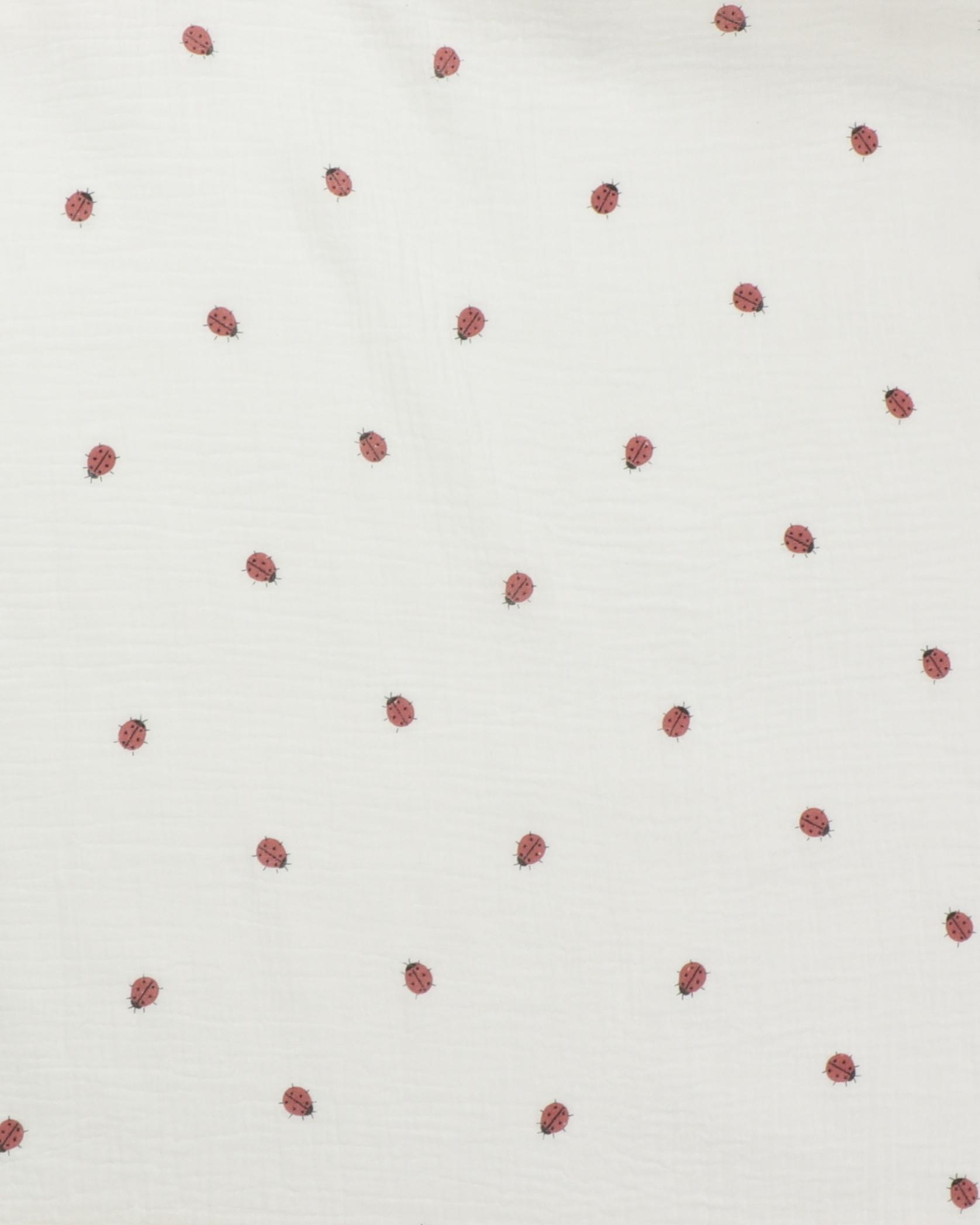 Hvid med mariehøns i støvet rød - Double Gauze/musselin stof 3 Hvid med mariehøns i støvet rød - Double Gauze/musselin stof