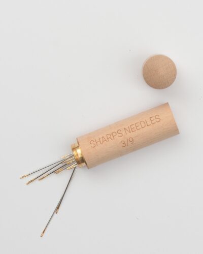 Nåle etui i træ m. teksten Sharps needles, incl. nåle str. 3/9